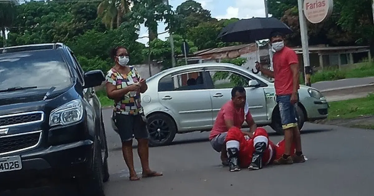 Papai Noel cai de carro ao distribuir presentes no Maria Leite