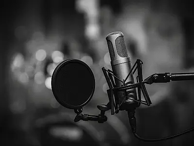 Entre o silêncio imposto e a palavra lançada