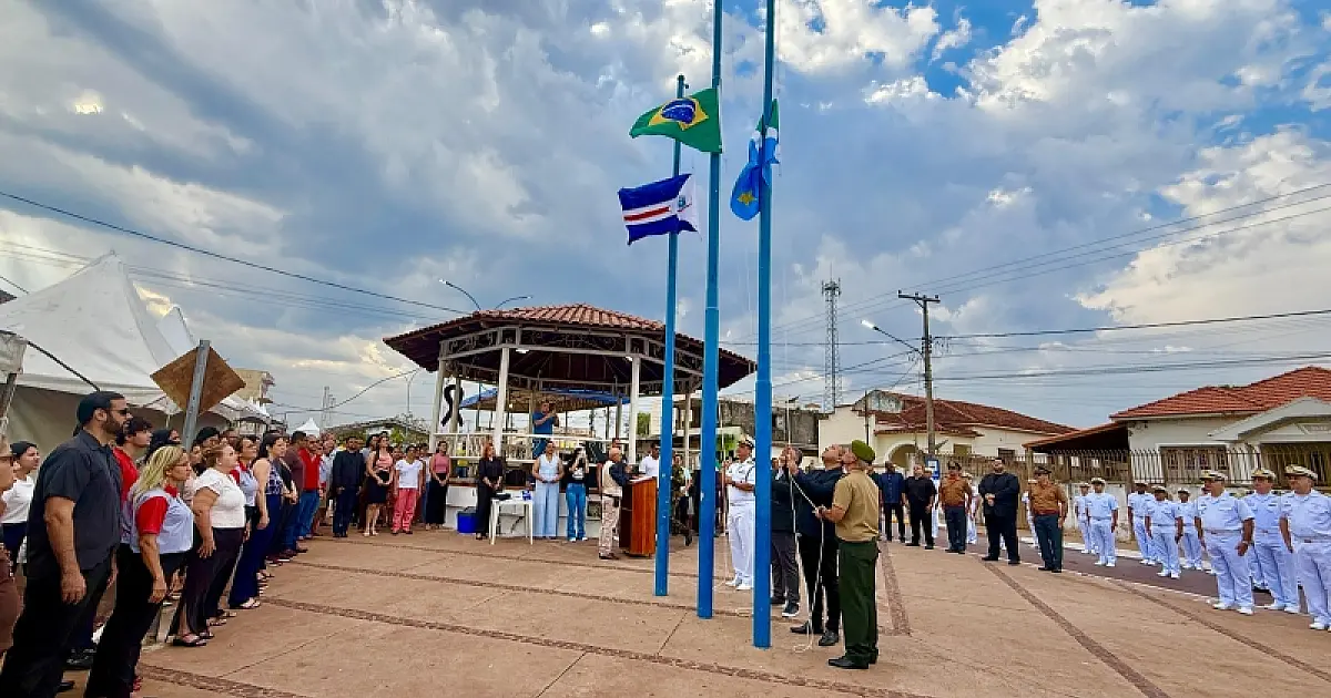 Ladário inicia Semana da Pátria com hasteamento das bandeiras no coreto central