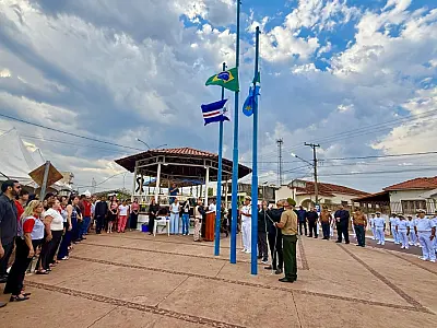 Ladário inicia Semana da Pátria com hasteamento das bandeiras no coreto central