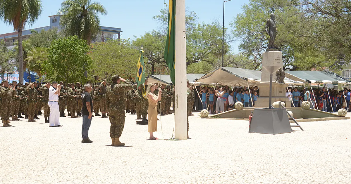 Cerimônia do Dia da Bandeira reúne comunidade no Jardim da Independência