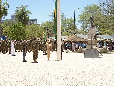 Cerimônia do Dia da Bandeira reúne comunidade no Jardim da Independência
