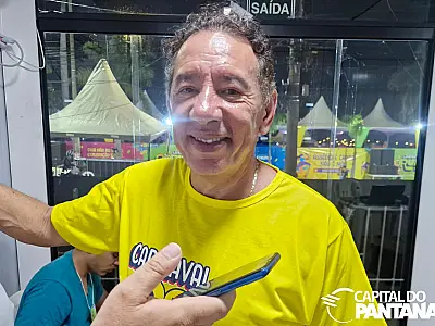 Presidente da Assembleia prestigia pela primeira vez os desfiles em Corumbá