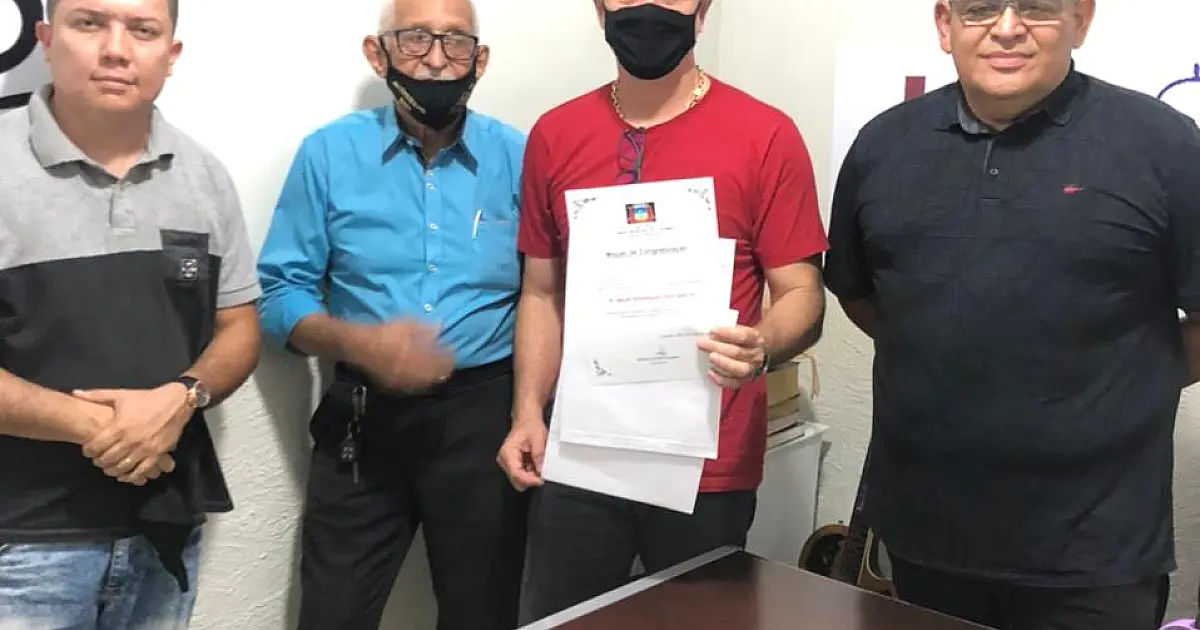 Vereador entrega Moção de Congratulação ao Pastor Nauir Rodrigues