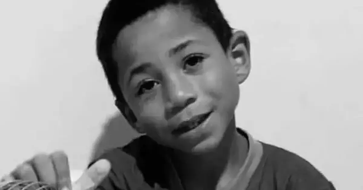 Menino de 8 anos morre afogado ao cair em um buraco durante a chuva