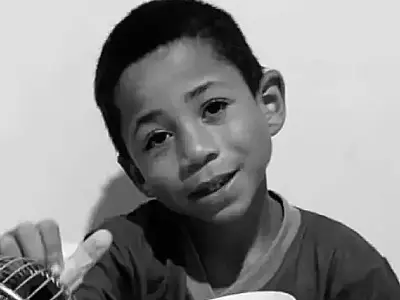 Menino de 8 anos morre afogado ao cair em um buraco durante a chuva