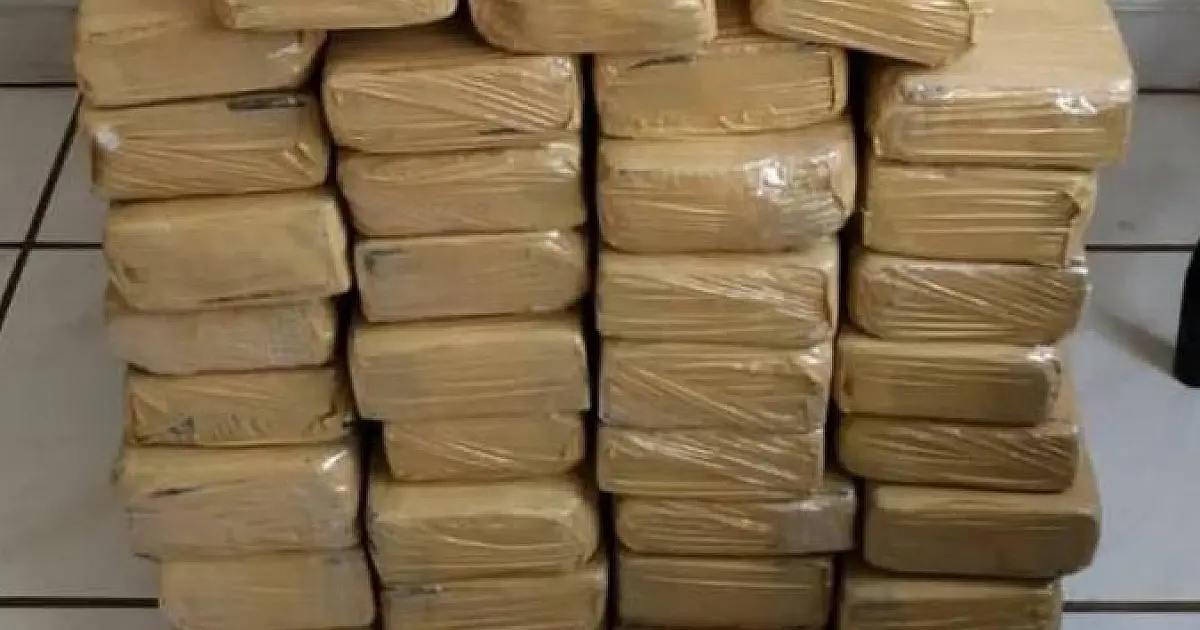 Mãe abandona crianças sozinhas em casa com 48 quilos de maconha escondidos
