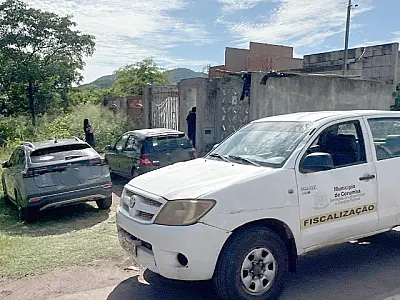 Após limpeza emergencial, moradores são orientados sobre o descarte do lixo