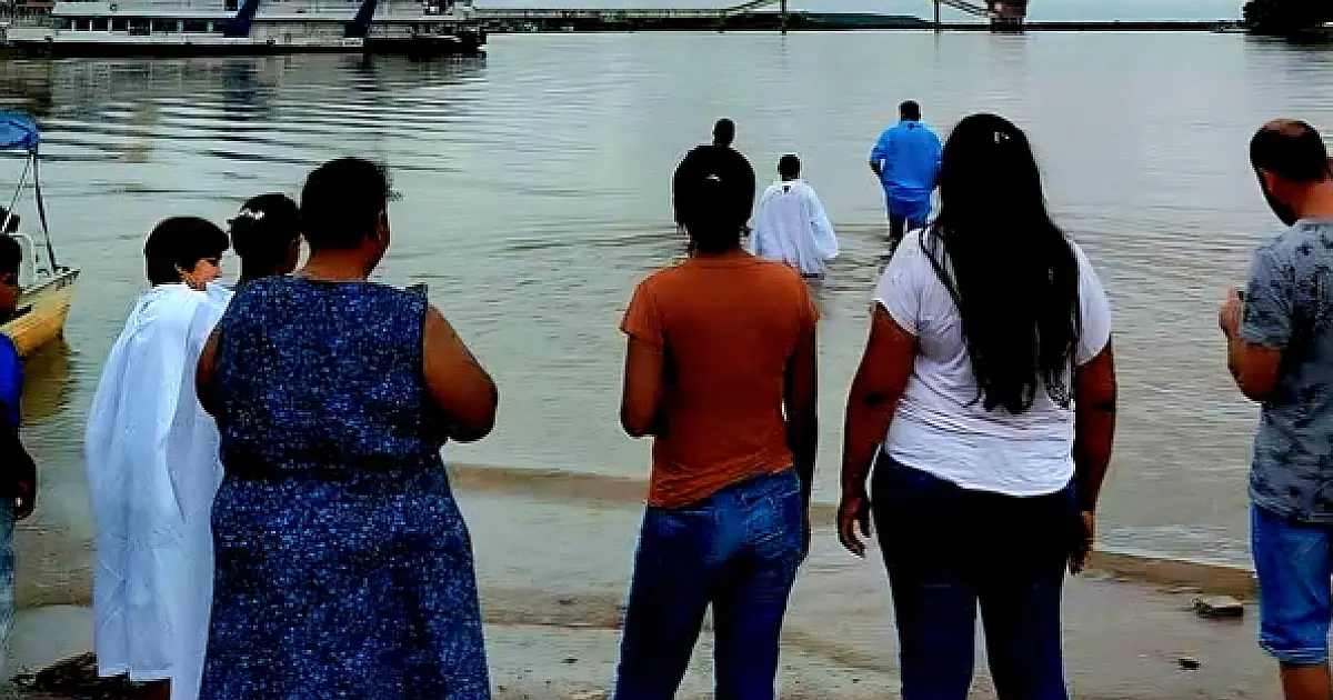Igrejas de Corumbá pedem por área específica para batismos religiosos na prainha do Porto