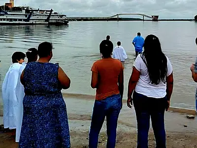 Igrejas de Corumbá pedem por área específica para batismos religiosos na prainha do Porto