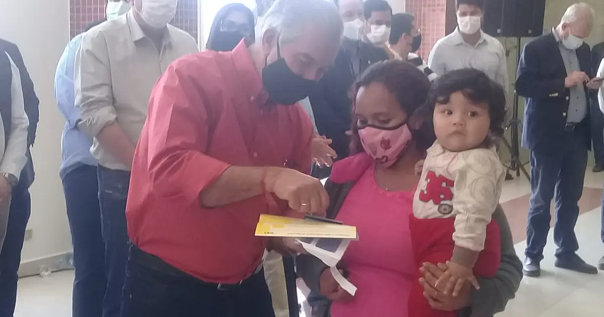 Em Corumbá Governador entrega cartões do "Mais Social" e visita obras da Santa Casa