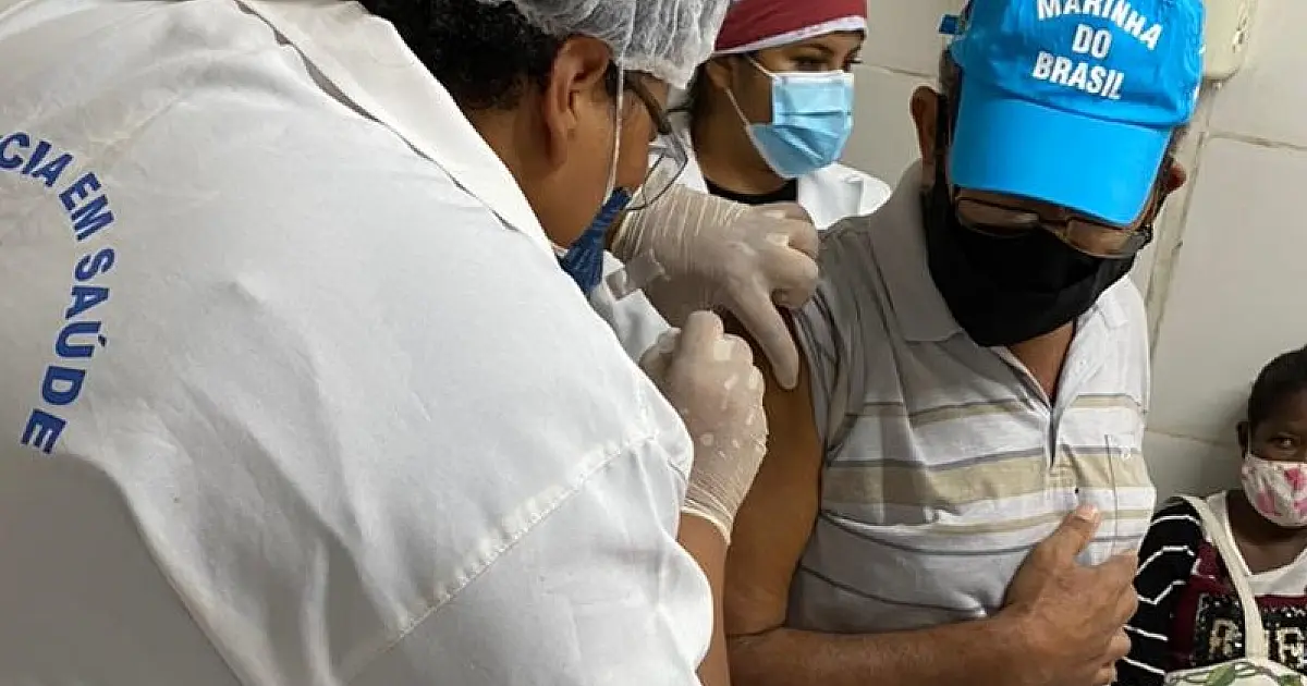 Saúde vacina idosos com 63 anos e aplica a segunda dose da Coronavac