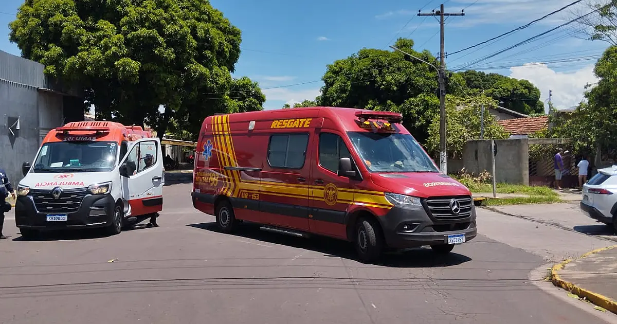 Motociclista é socorrido com fratura na perna após colisão com carro