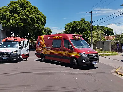 Motociclista é socorrido com fratura na perna após colisão com carro