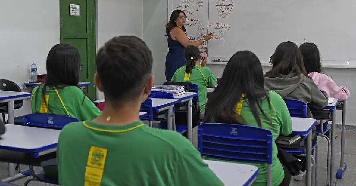 Ano letivo de 2025 iniciará com celulares proibidos em sala de aula