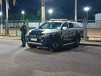 Mulher tranca os filhos em casa para beber
