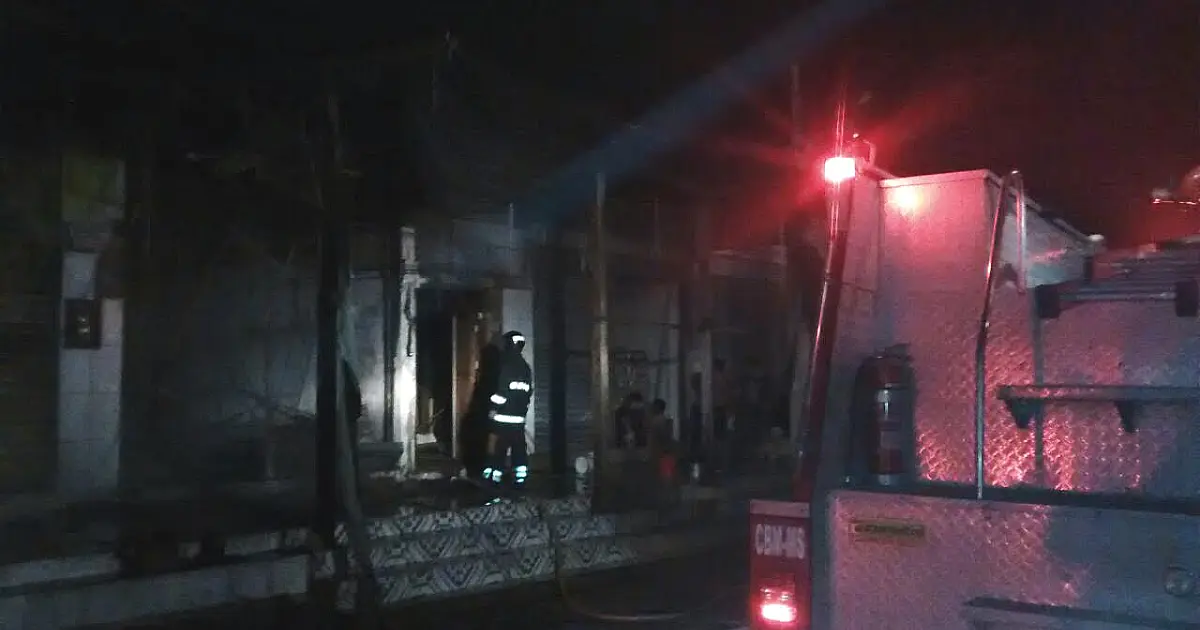 Feirinha da Bolívia pega fogo na madrugada