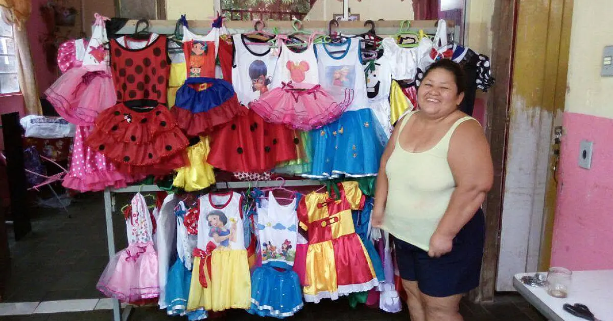 Irmãs confeccionam fantasias para ganhar extra durante carnaval