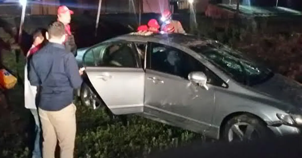 Motorista perde controle e capota carro em estacionamento da BR 262
