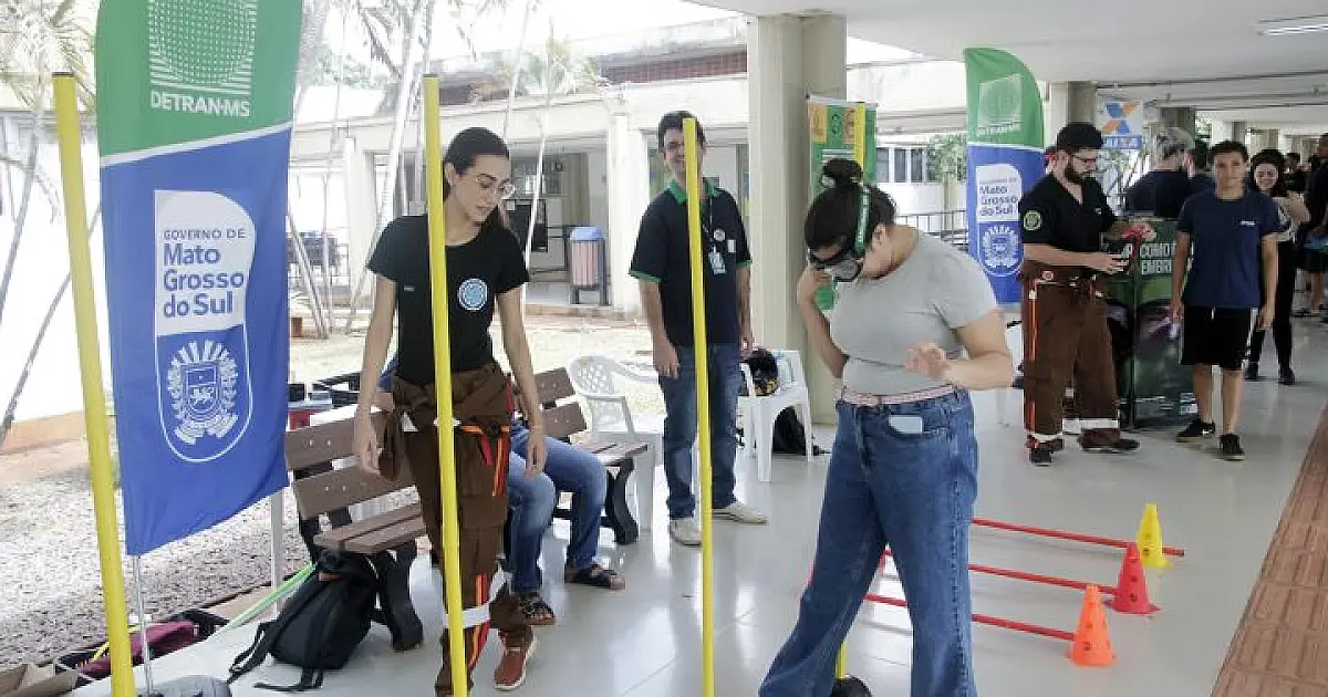 Calouros da UFMS participam de ação educativa sobre embriaguez ao volante