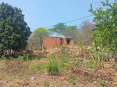 Curto circuito causa incêndio de grande proporção em casa no Aeroporto