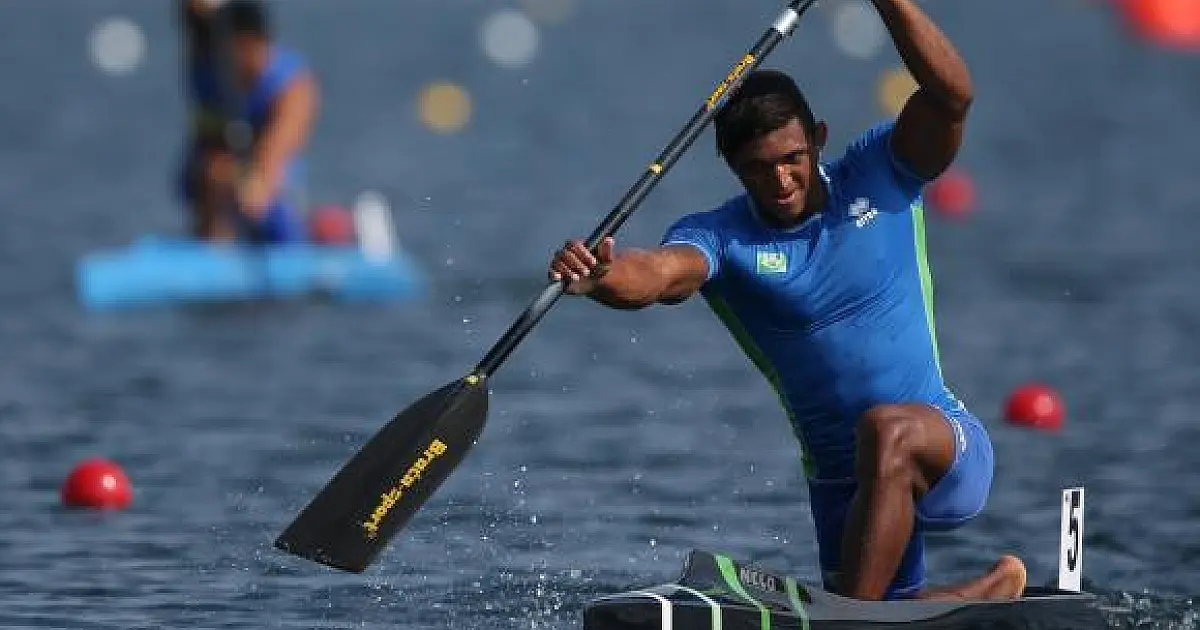 Isaquias Queiroz conquista medalha de prata na canoagem