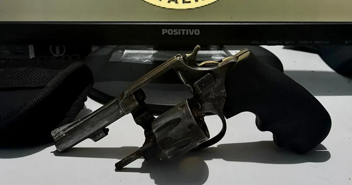 Denúncia resulta em prisão por porte ilegal de arma de fogo no Popular Velha
