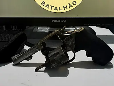 Denúncia resulta em prisão por porte ilegal de arma de fogo no Popular Velha