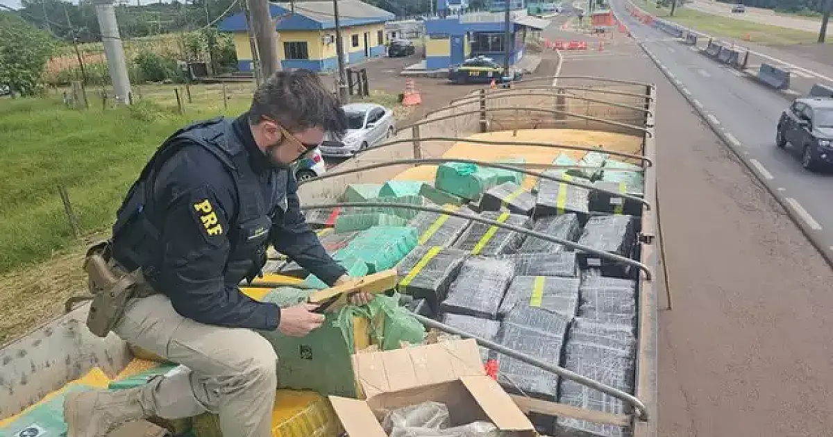 Casal que saiu de MS com criança de 9 anos é preso com carga recorde de maconha