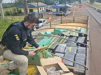 Casal que saiu de MS com criança de 9 anos é preso com carga recorde de maconha