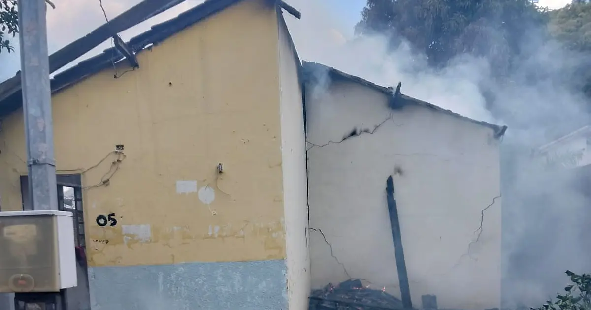 Incêndio atinge residência no bairro Aeroporto, em Corumbá