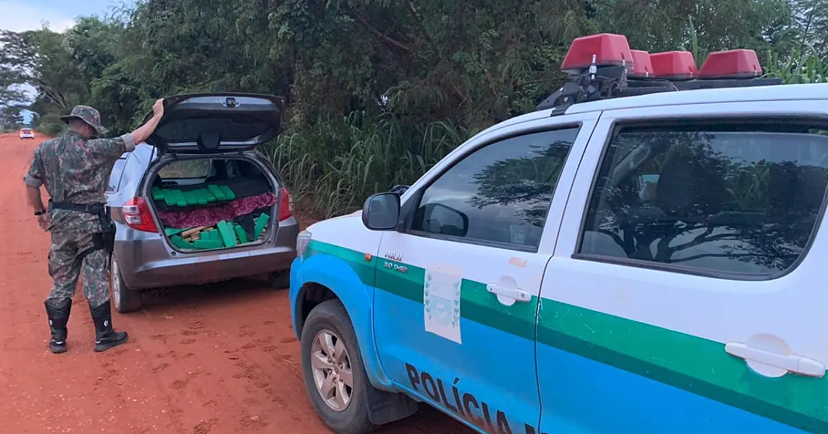 PMA prende adolescente com 325 kg de maconha em veículo com placas falsas