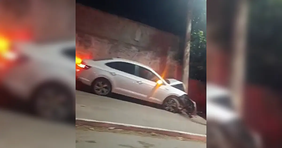 Motorista desvia de cachorro e colide em poste na Saldanha da Gama