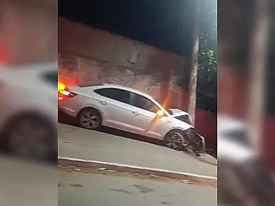 Motorista desvia de cachorro e colide em poste na Saldanha da Gama