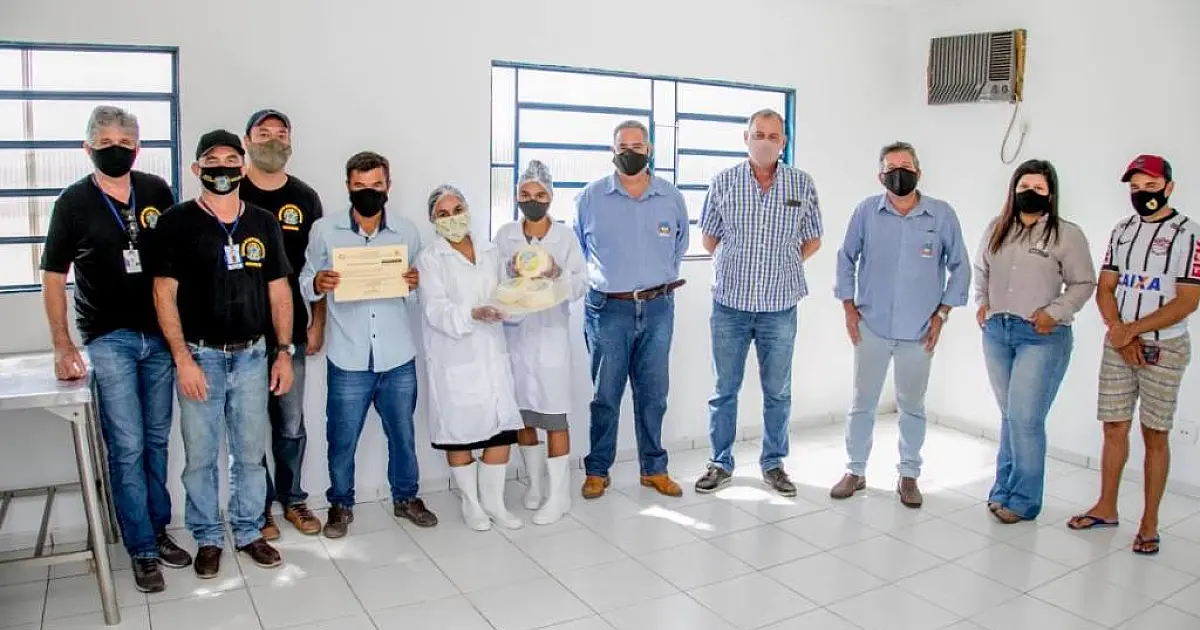 Produtor rural do assentamento Taquaral recebe a certificação do SIM/POA