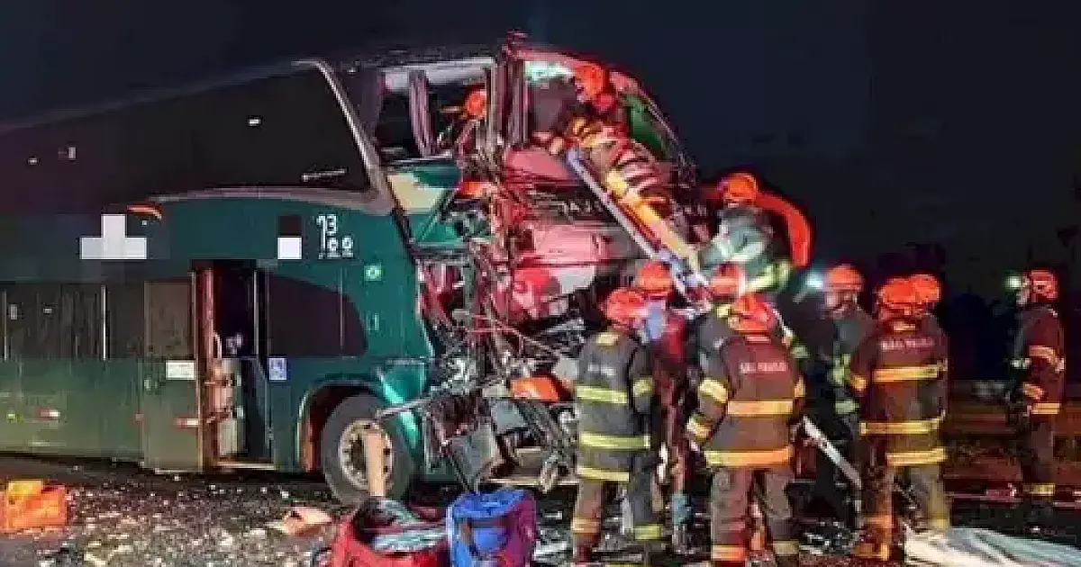 Passageiros de MS ficam feridos após ônibus bater em caminhão em rodovia de SP