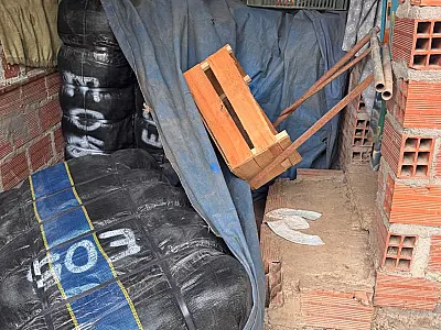 Criminosos escondem mais de 1t de produtos falsificados em construção na fronteira