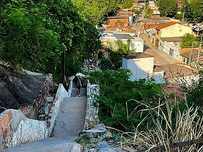 Hanna pede revitalização da escadaria que liga centro ao Beira Rio