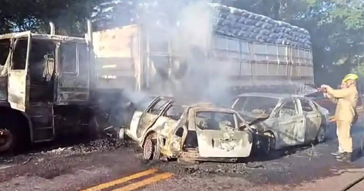 Incêndio após colisão deixa mortos e paralisa trânsito na BR-262