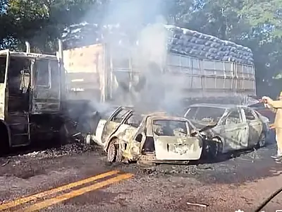 Incêndio após colisão deixa mortos e paralisa trânsito na BR-262