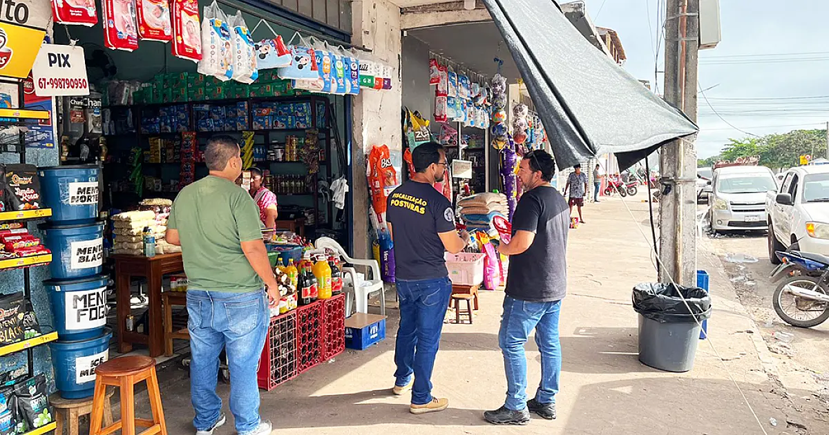 Fiscalização coíbe uso irregular de calçadas em Corumbá e autua comerciantes