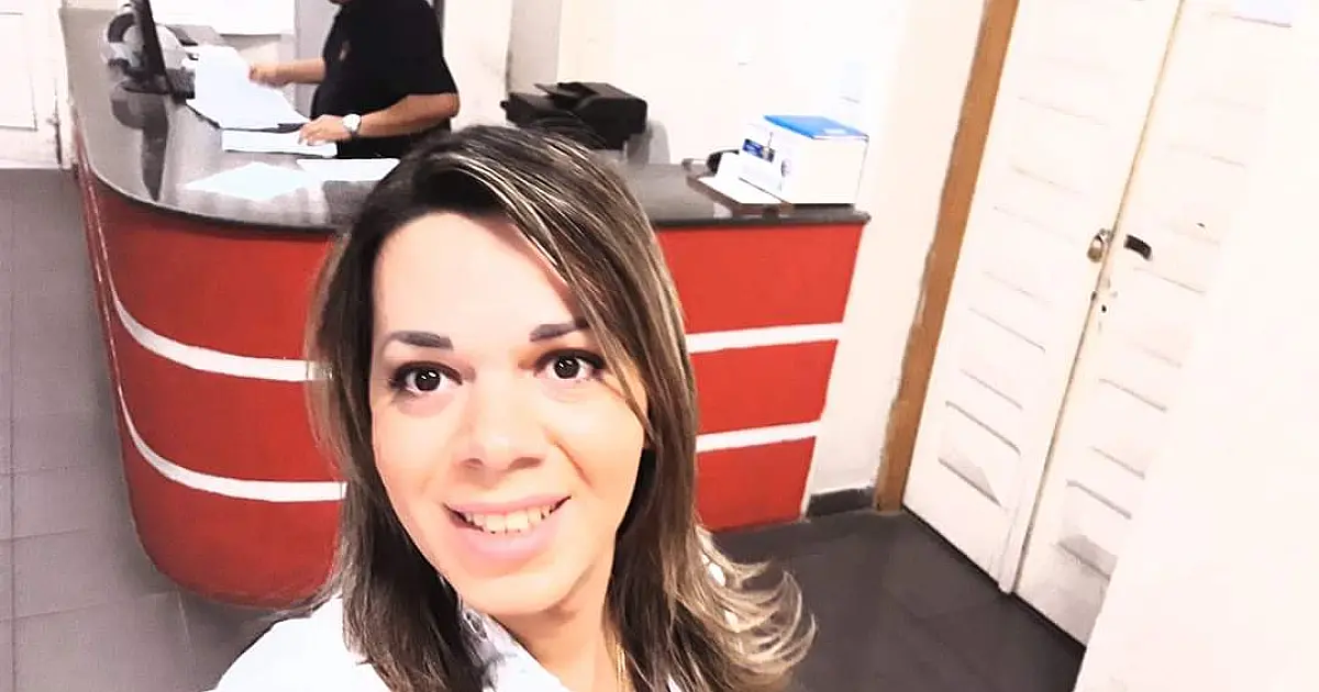 Priscilla é mulher trans que impõe respeito com exemplo e simpatia na Santa Casa