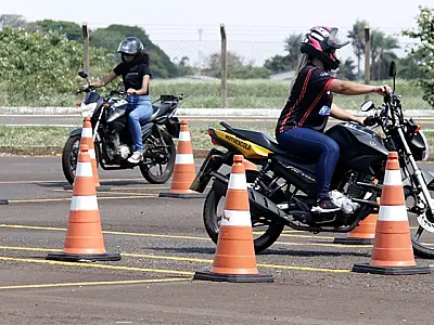 Governo federal estuda acabar com exigência de autoescola para tirar CNH