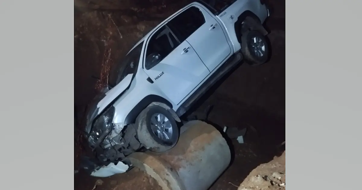 Caminhonete cai em buraco de obra no bairro Guatós