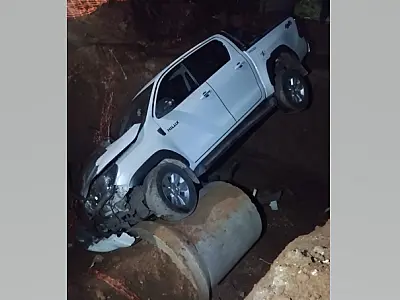 Caminhonete cai em buraco de obra no bairro Guatós
