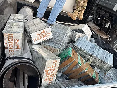 PF encontra 1,1 tonelada de cocaína escondida em caminhões na BR-262