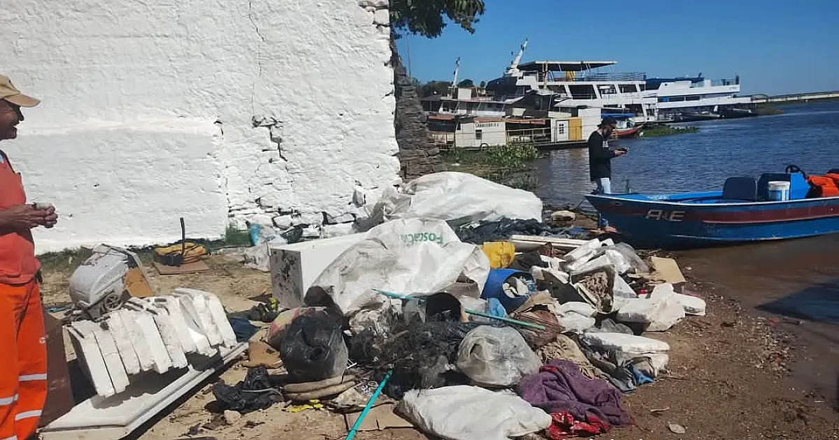 Lixo descartado de forma irregular é retirado da Prainha do Porto Geral