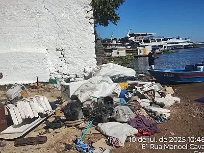 Lixo descartado de forma irregular é retirado da Prainha do Porto Geral