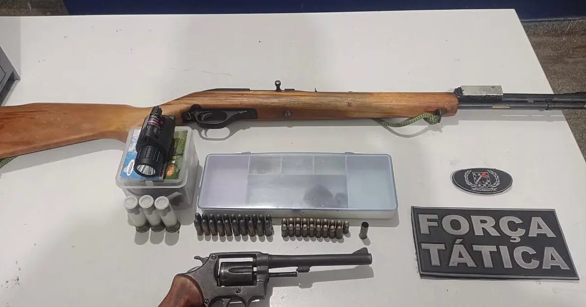 Homem acusado de feminicídio é preso com duas armas de fogo e munições