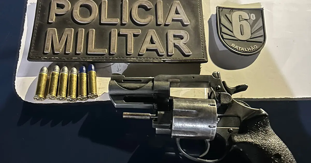 Mulher ameaça filho adolescente e é presa por porte ilegal de arma